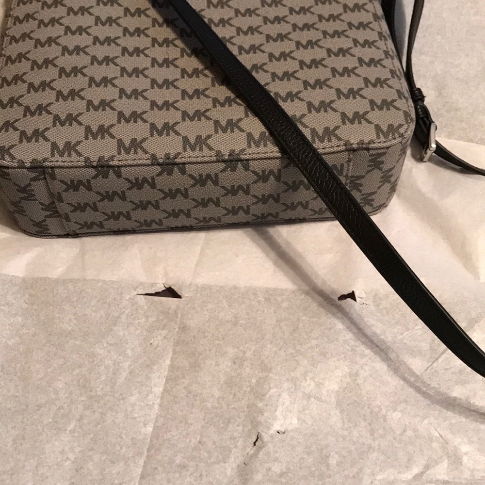 Michael Kors Large Messenger Bag - Picture 6 of 6